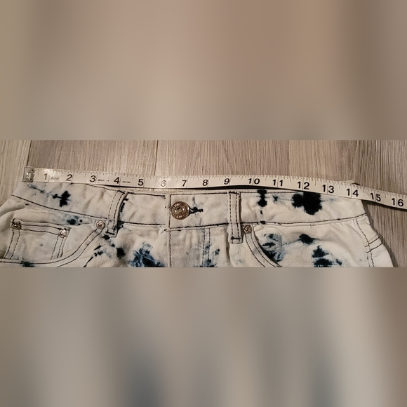 Almost Famous Juniors 5, white and blue tie-dye denim shorts - Picture 4 of 13